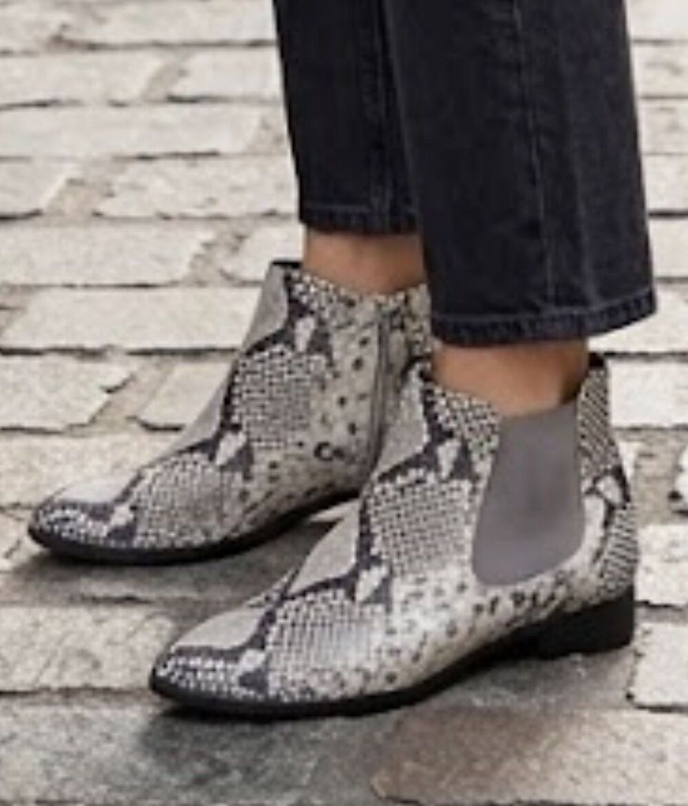 MUNRO CATE WATER RESISTANT SNAKESKIN PRINT CHELSEA WOMEN’S BOOTS SIZE 8.5 SS